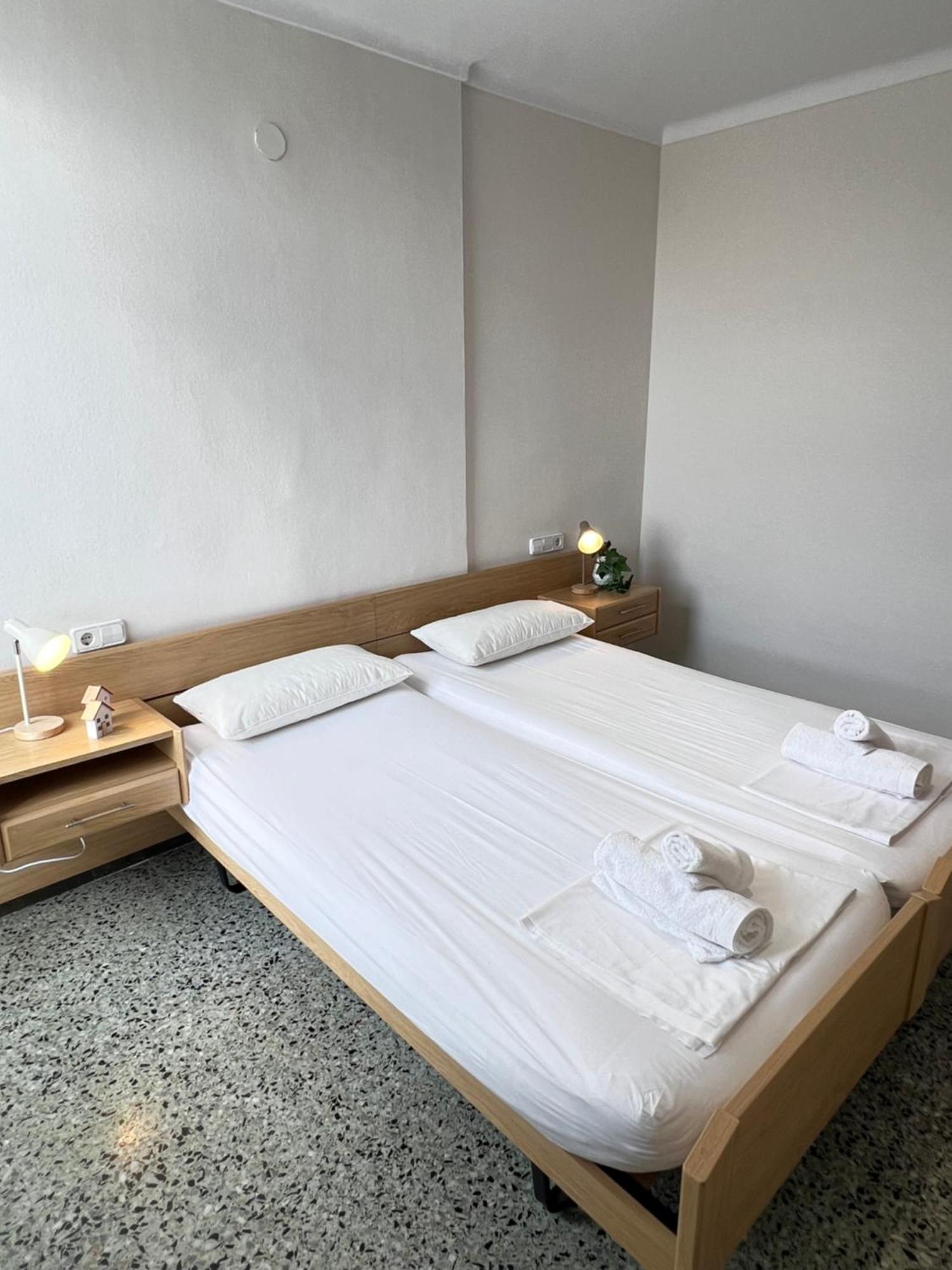 3 Room Apartment, 500M To Beach, Swimming Pool, Nice Terrace Roses Extérieur photo